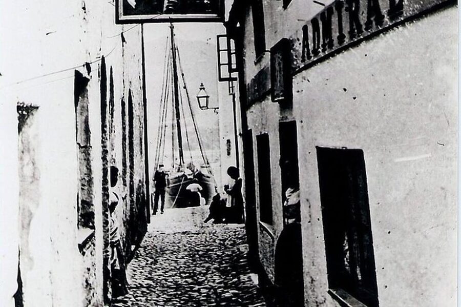 Ilfracombe Harbour: Ghost Tour - The George & Dragon and the Lady inside: the legend centerpiece