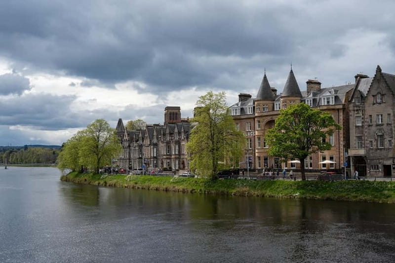 Inverness: Comedy Walking Tour with Local Comedian - Inverness at dusk, told like a joke (and why it works)