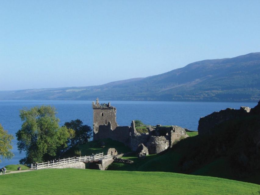 Inverness: Loch Ness Experience 1-Day Tour - First hour: Waverley Centre to the start of the lake