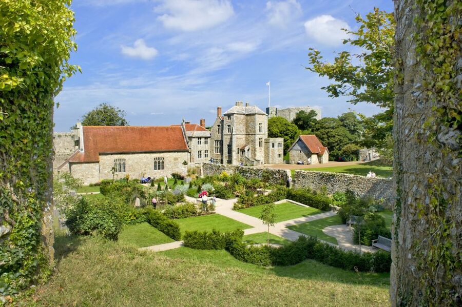 Isle of Wight: Carisbrooke Castle Entry Ticket - Donkeys at the well: the 6-minute routine you don’t want to miss