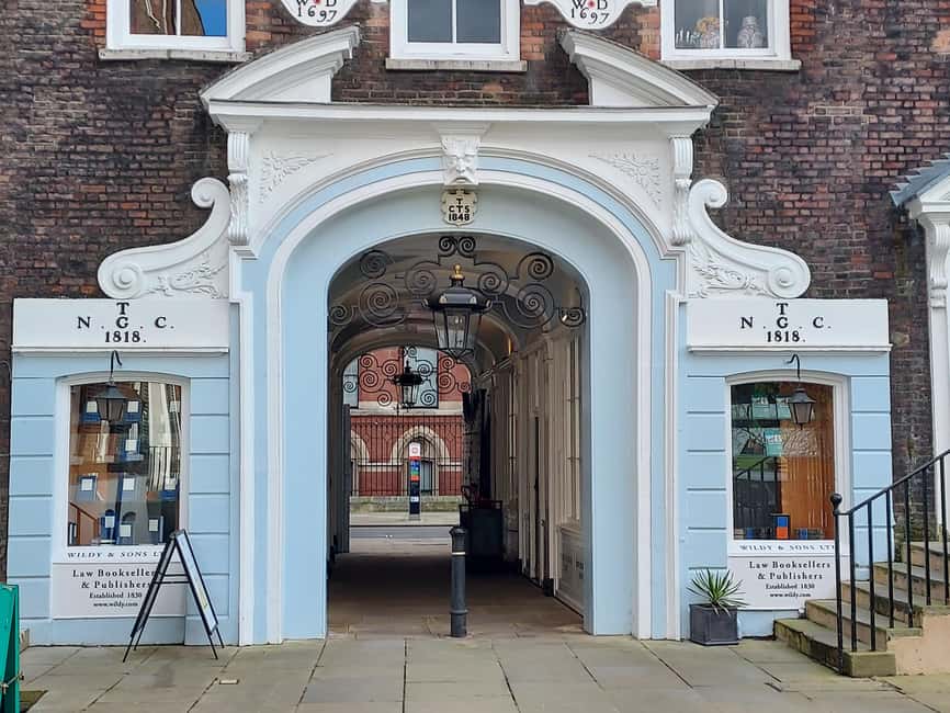 Legal London: The Royal Courts of Justice and Inns of Court - Inns of Court life: wigs, 70 dinners, and rowing to Westminster