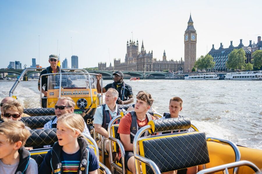 London: 45-Minute Speedboat Sightseeing Tour - Globe, Shard, and London Bridge, then the warship and fortress zone