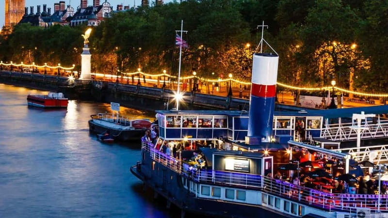 London: Boat Show Comedy Club Experience - Doors open at 7.30pm, show at 8pm: how the timing plays out