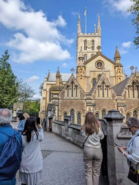 London: Borough Market Food Tour with Local Guide - Borough Market tastings: the “six iconic bites” plan