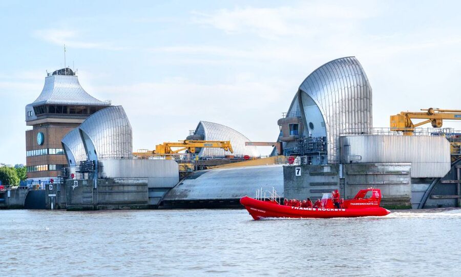 London: Break the Barrier Speed Boat Ride - The first speed bursts: when 45 minutes start to feel short