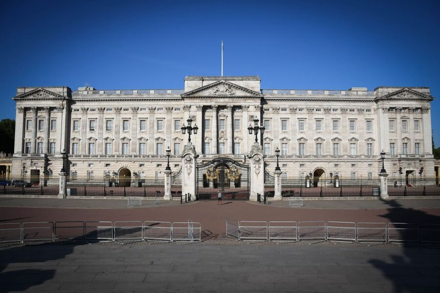 London: British Royalty Walking Tour - Royal Mall Walk: Clarence House and St James Palace Views