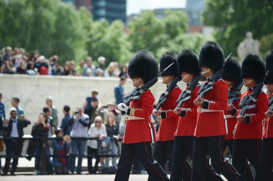 London: Buckingham Palace and Changing of the Guards Tour - Walking to the Best View: Timing and Crowd Reality