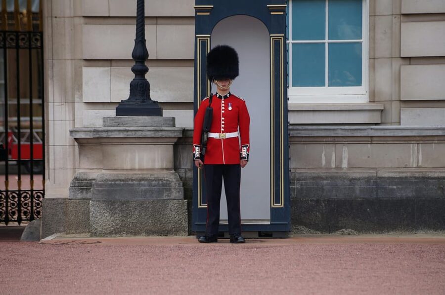 London: Buckingham Palace and Changing of the Guards Tour - Uniforms, Music, and the Details That Make It Feel Real
