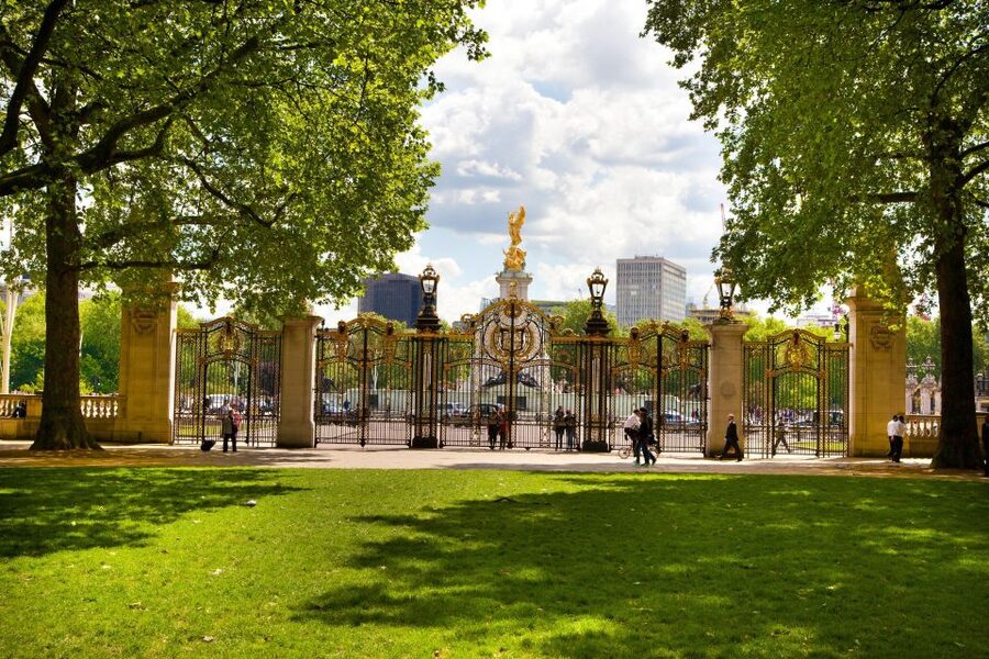 London: Buckingham Palace & Changing of the Guard Experience - Meeting at Green Park: Finding the Guide Near the Diana Statue