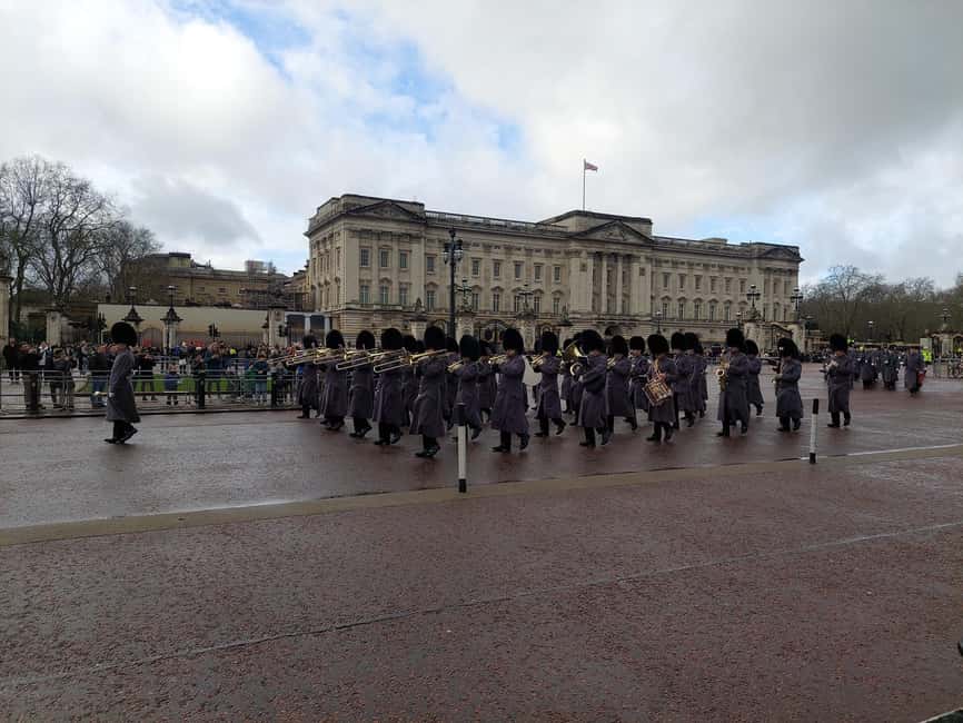 London Buckingham Palace: Changing of the Guard Walking Tour - Walking, shoes, water, and the pace reality check