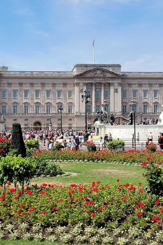 London: Buckingham Palace State Rooms & Royal Walking Tour - Starting at Queen Victoria Memorial: the royal mood, set fast