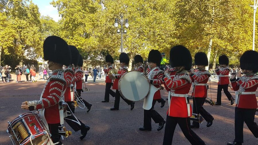 London: Buckingham Palace, Westminster Abbey & Big Ben Tour - Trafalgar Square and Whitehall: the places you recognize from films