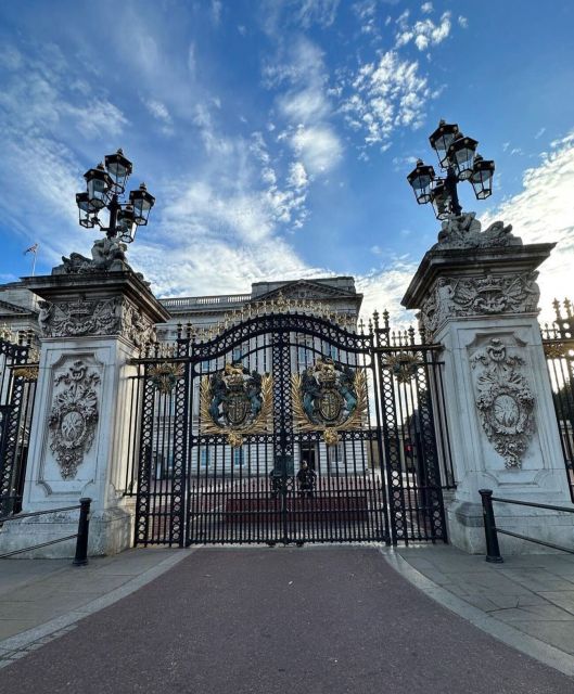 London: Buckingham Palace & Westminster Guided Walking Tour - Green Park meeting point: Fountain of Goddess Diana, Z-Ocean Tours sign