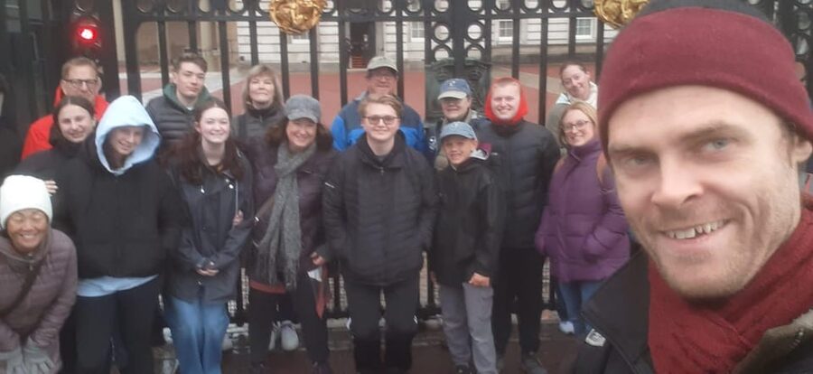 London: Central London Outdoor Tour - Buckingham Palace exteriors and the soldier-close moment