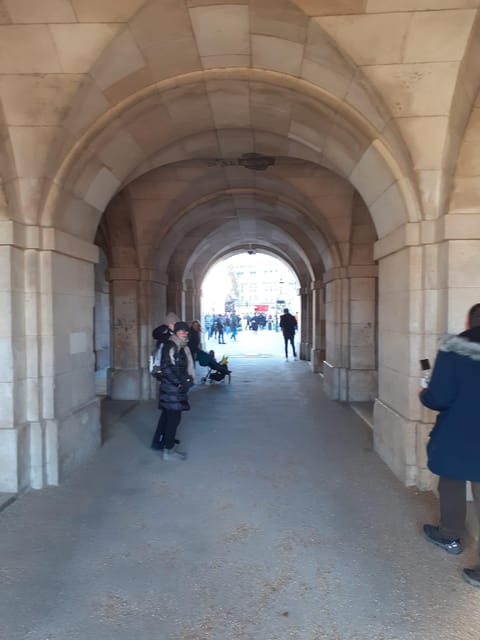 London: Central London Outdoor Tour - Downing Street and Parliament Square: government you can point at