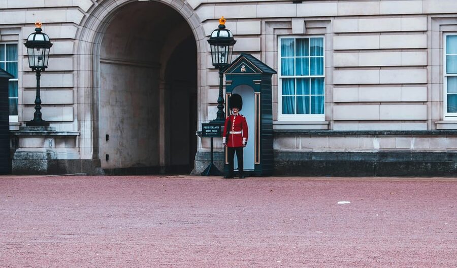 London: Changing of the Guard Experience and Landmarks Tour - Starting at Green Park, then getting oriented fast