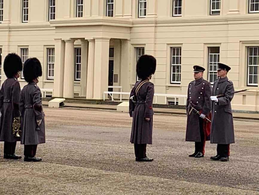 London: Changing of the Guard Experience with a Historian - Prime Viewing Spots at Buckingham Palace, Without the Guessing Game
