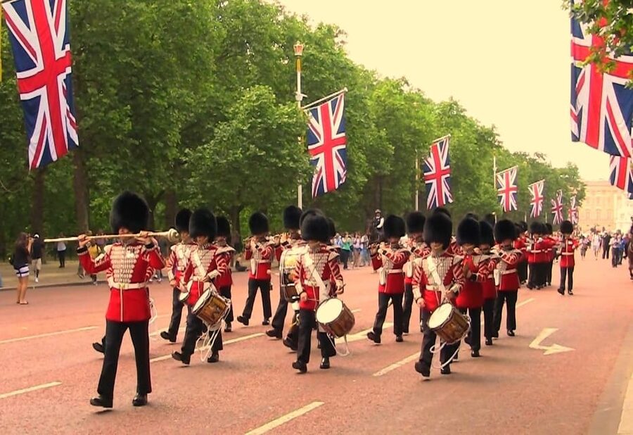 London: Changing of the Guard Guided Tour Experience - Green Park and St James’s Palace: the stories behind the spectacle