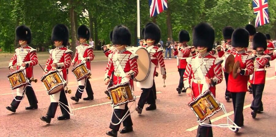 London: Changing of the Guard Guided Tour Experience - Buckingham Palace and Clarence House: what you see on the walk