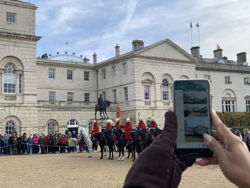 London: Changing of the Guard Private Group or Family Tour - Getting the view, how guides help you beat the chaos
