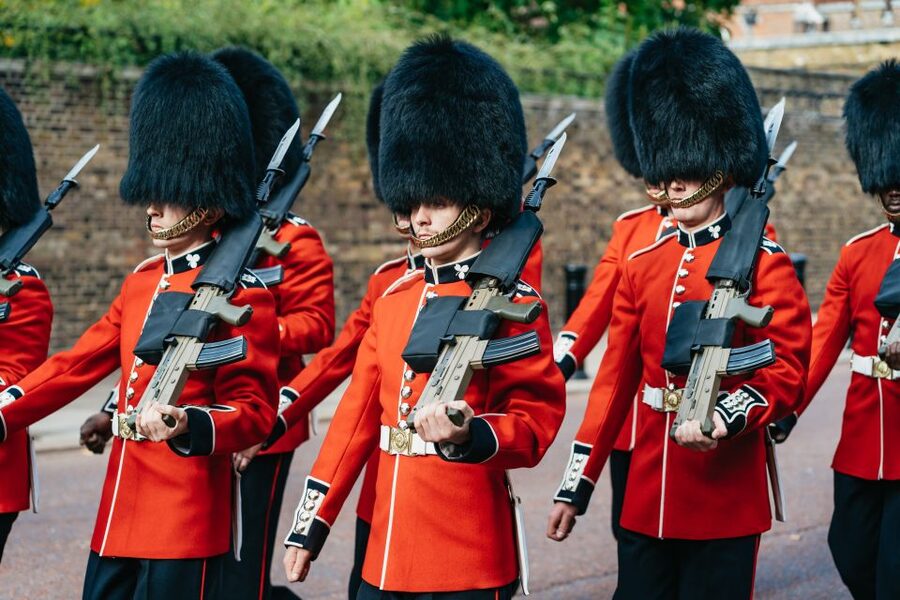 London: Changing of The Guard Tour - Arriving at Buckingham Palace: close access without the forecourt crush