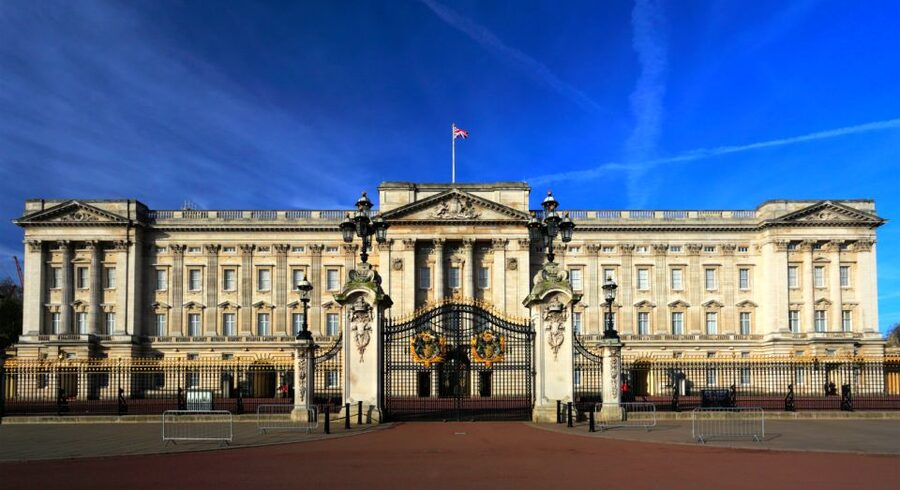 London: Changing of the Guard Tour at Buckingham Palace - How this route helps you actually see the ceremony