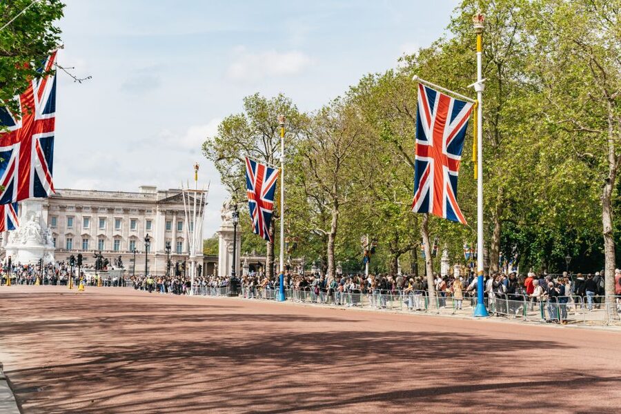 London: Changing of the Guard Tour by Buckingham Palace - Where you end: drop-offs that help your next move