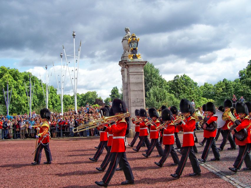 London Changing of the Guard Tour - Front Row 12 guests 2,5h - Front-Row Royal Pageantry in a Tight 2.5 Hours