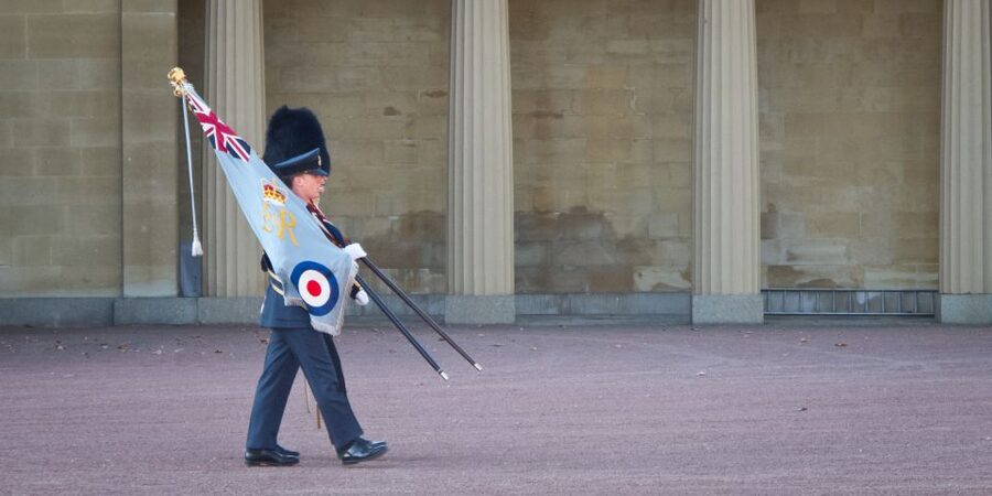 London Changing of the Guard Tour - Front Row 12 guests 2,5h - St James’s Palace and Clarence House: Where the Day’s Routine Shows