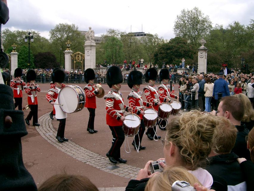 London Changing of the Guard Tour - Front Row 12 guests 2,5h - Buckingham Palace: New and Old Guards Change Places