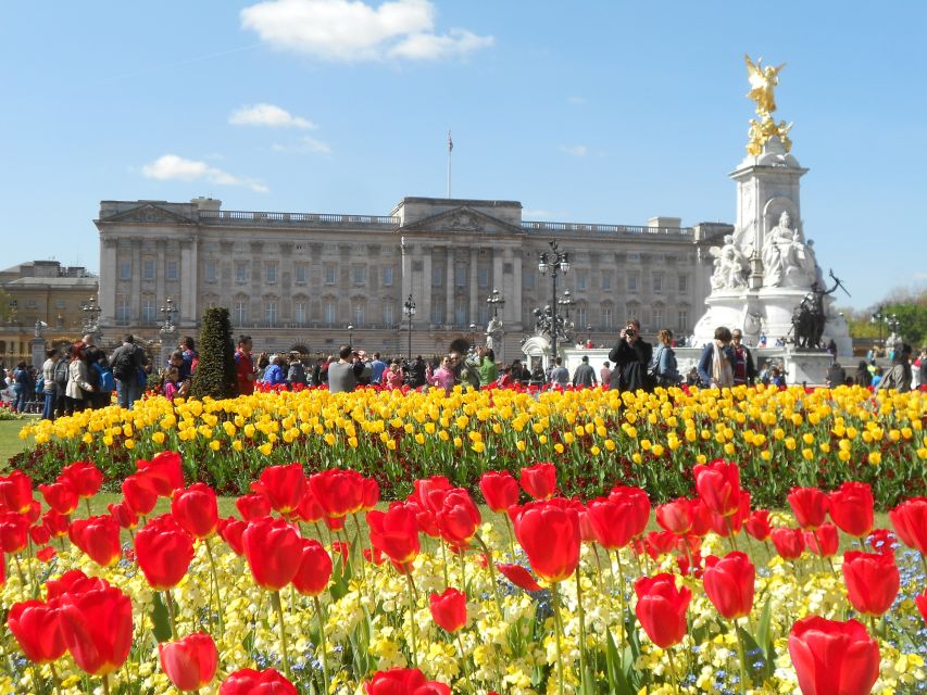 London: Changing of the Guard Walking Tour - Where the walk starts at Piccadilly Circus, and why it helps your photos