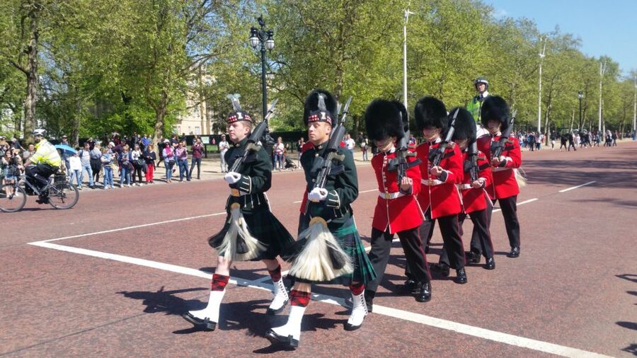 London: Changing of the Guard Walking Tour - Photo stops at St James Palace and Buckingham Palace that actually make sense