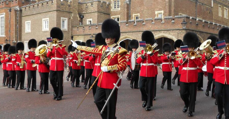 London: Changing of the Guard Walking Tour - Mobility and comfort: what to bring, what to skip