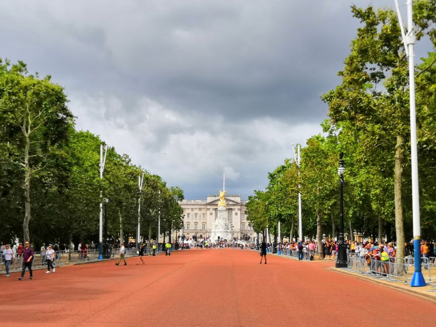 London: Changing of the Guard Walking Tour - What you will not see at Buckingham Palace courtyard