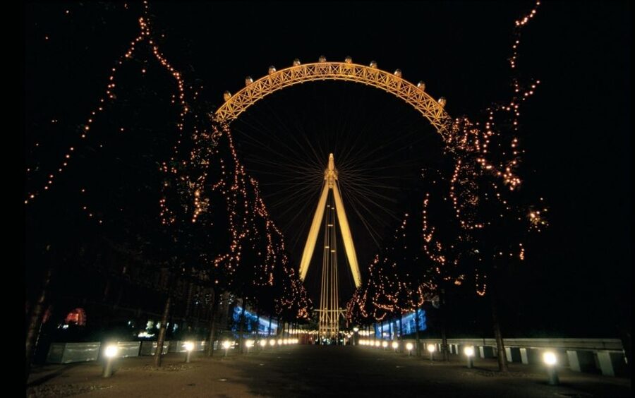 London: Christmas Lights Bus Tour With Live Guide - Timing, Traffic, and the Occasional Shortened Tour