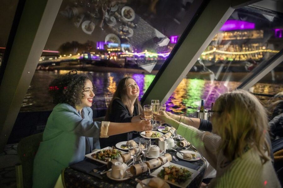 London: Christmas Party Dinner Cruise - The Dinner Cruise Table Setup: Social, Close, and Festive