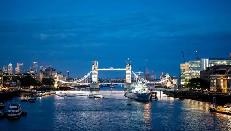 London: City Lights Bus Tour by Night - The Audio Story: Multilingual Earphones Plus a Live Guide Feel