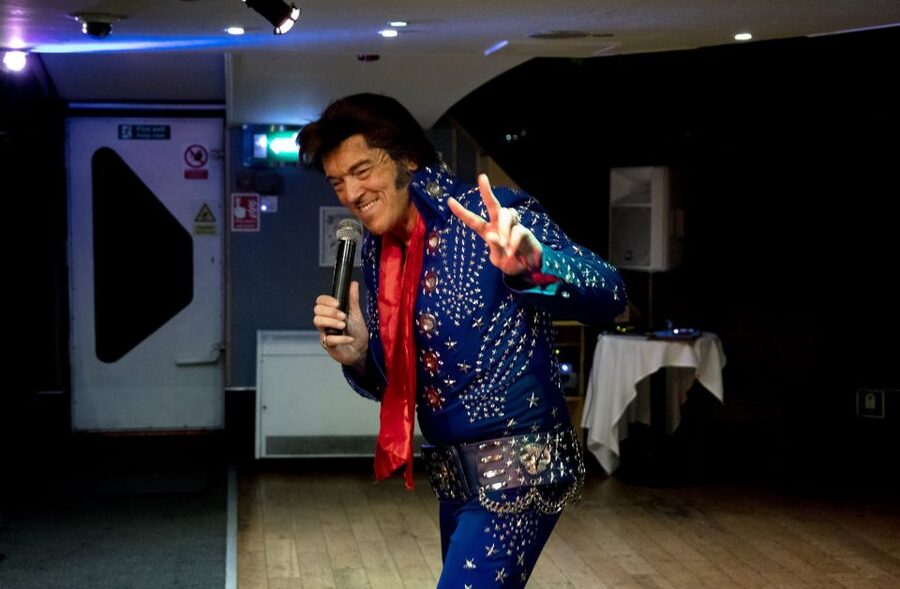 London: Dinner Cruise with Elvis Tribute on the Thames River - The bar, drinks cost, and how to keep your budget sane