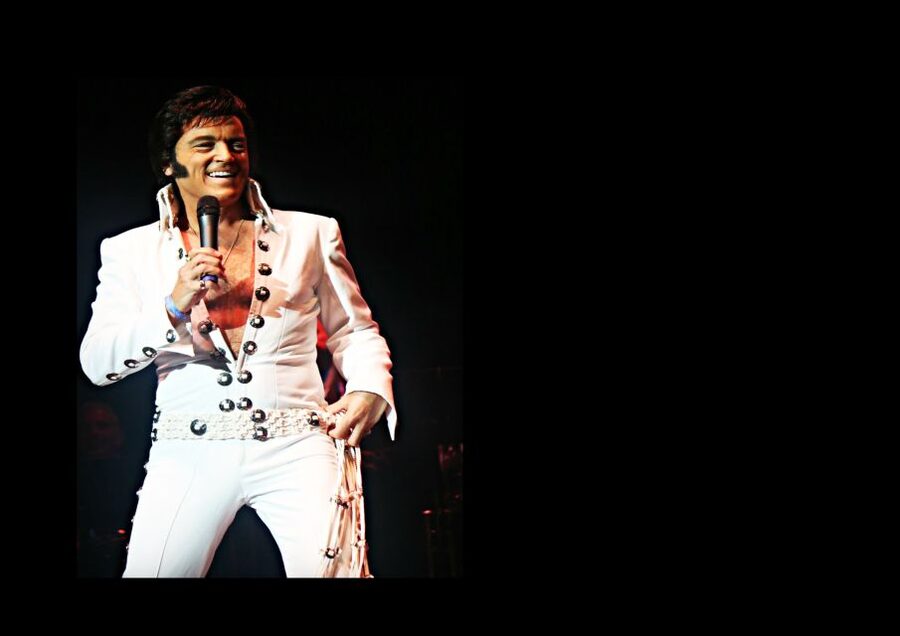 London: Dinner Cruise with Elvis Tribute on the Thames River - The Elvis tribute sets, and why Matt King matters