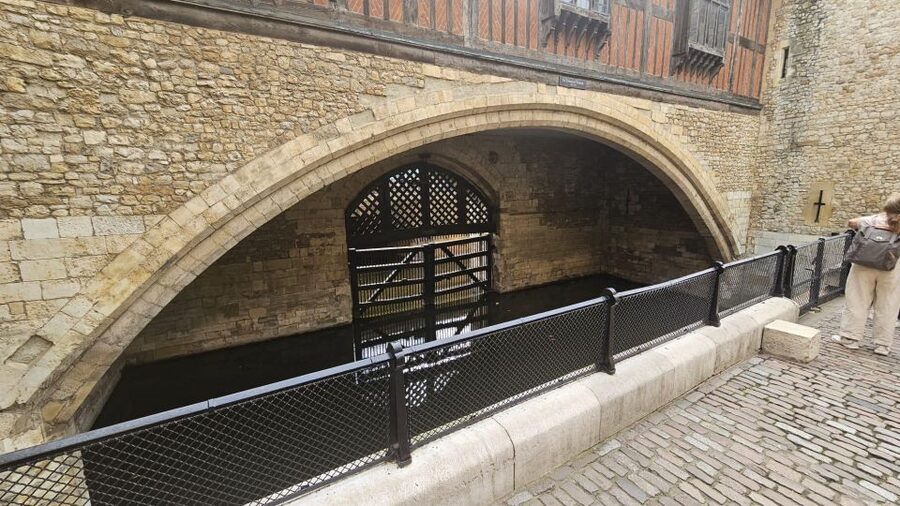 London: Easy Access Tower of London and Crown Jewels Tour - Tower Hill Meeting, Timed Entry, and the Fast Track Feeling