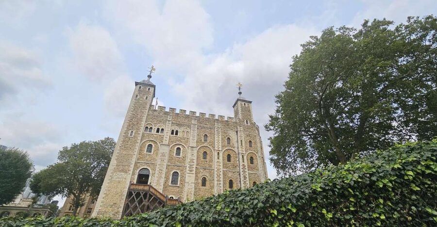 London: Easy Access Tower of London and Crown Jewels Tour - Yeoman Warders, Ravens, and What You Miss If You Wander Alone