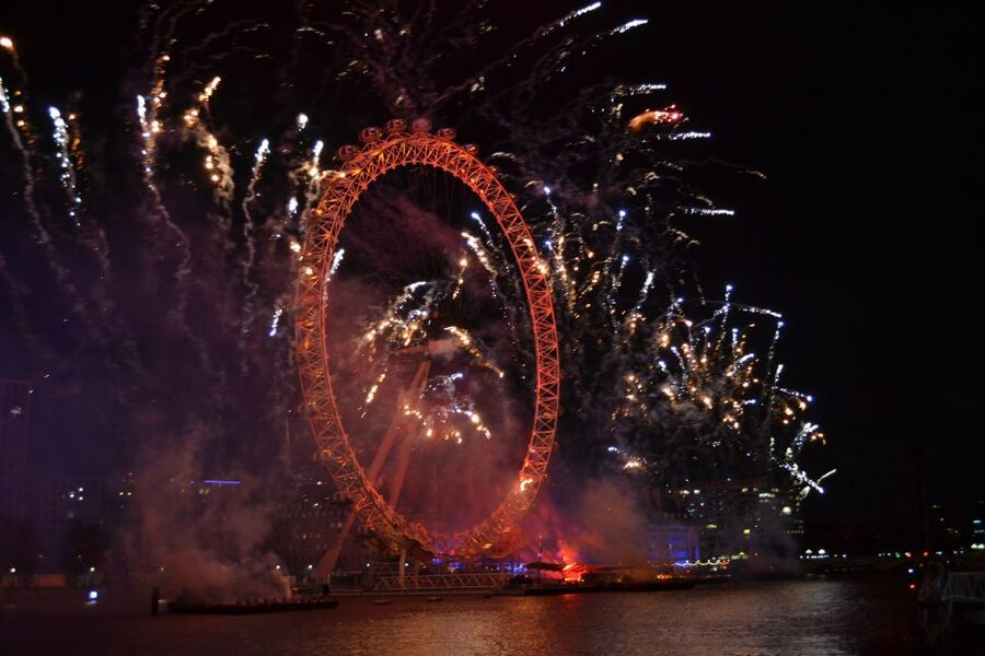 London: Festive New Year’s Eve 4-Course Dinner Cruise - Tower Pier, Dress Code, and Shared Tables: Getting Set Up