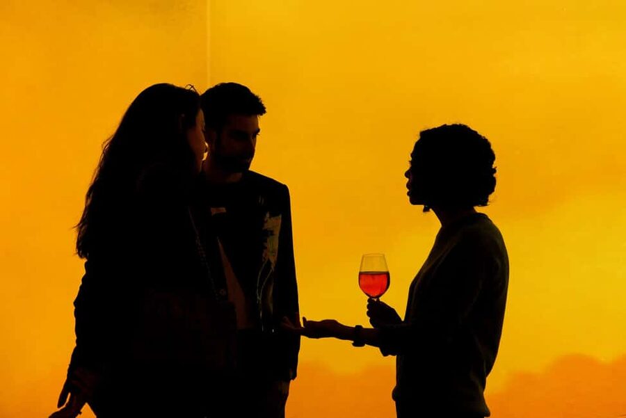 London: FRAMELESS Lates Immersive Art Experience - The 6pm start: drinks, music, and how to enjoy the flow
