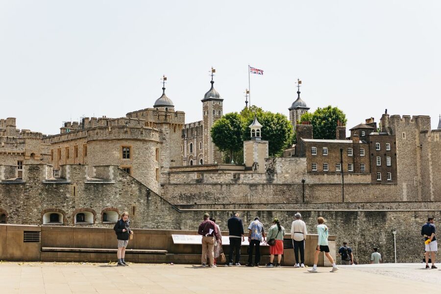 London: Full Day Tower, St. Paul's, Cruise & Eye Experience - The private Thames cruise: your view becomes the story