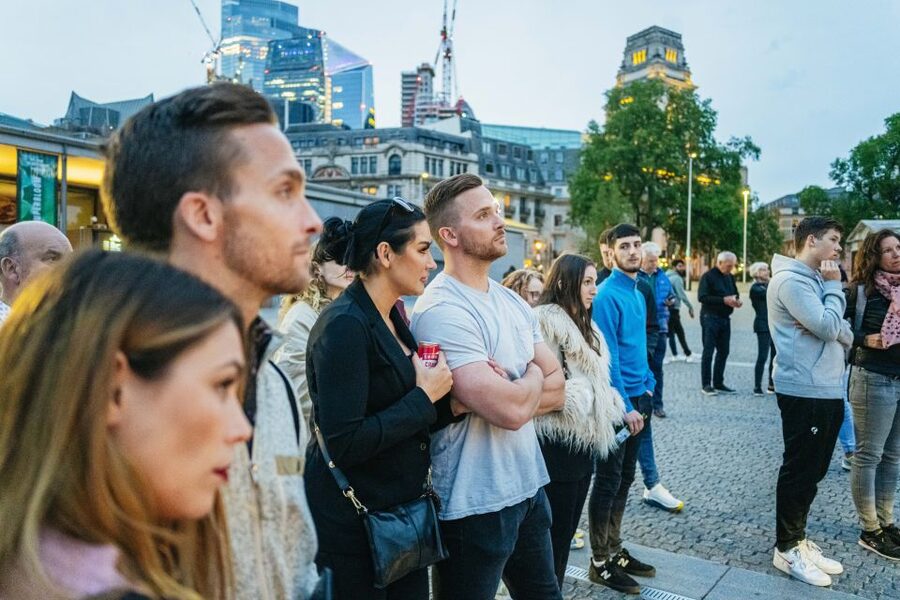 London: Ghost Walk and River Thames Boat Ride - Where to meet in Green Park, and how to spot your guide