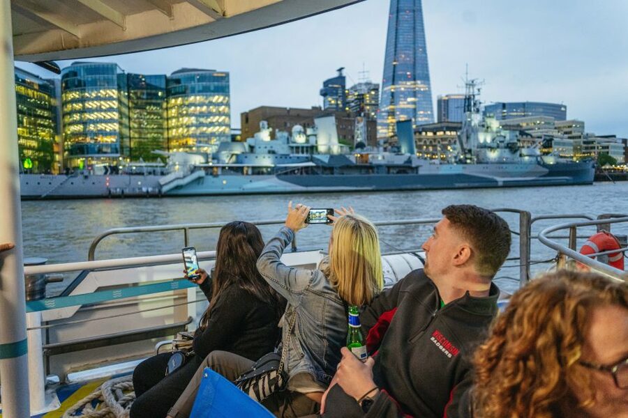 London: Ghost Walk and River Thames Boat Ride - Green Park photo stops: the tour finds its mood fast