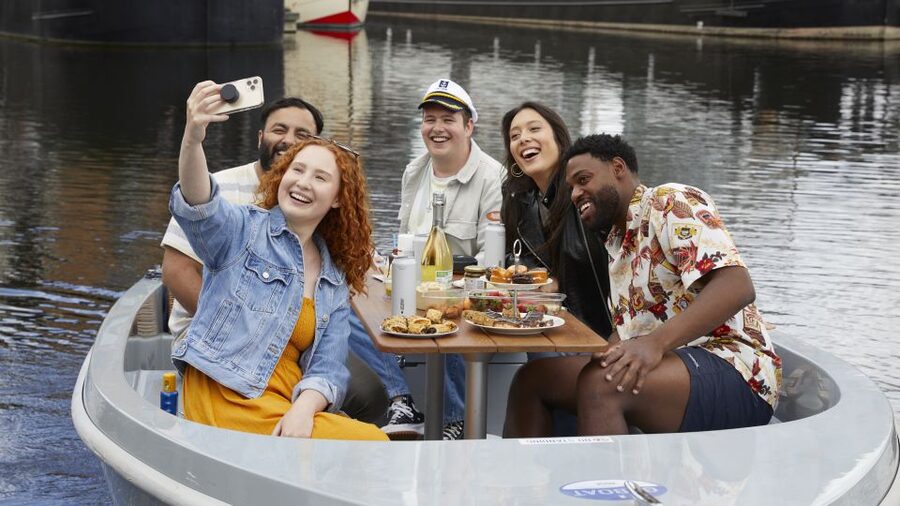 London: GoBoat Rental in Canary Wharf with London Docklands - Picnic on the Water, the Most Value-Adding Part of the Experience