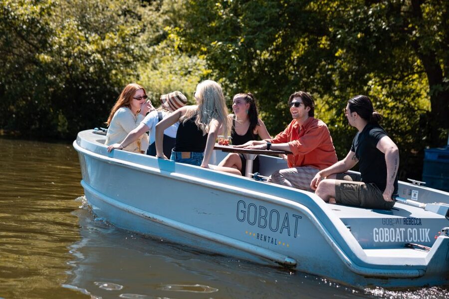 London: GoBoat Rental in Kingston upon Thames - Picnics on the water: turning London into a slower kind of day