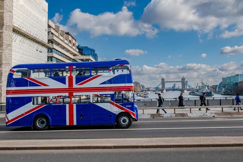 London: Great British Afternoon Tea Bus Tour - Live guided commentary: how the guide turns landmarks into stories