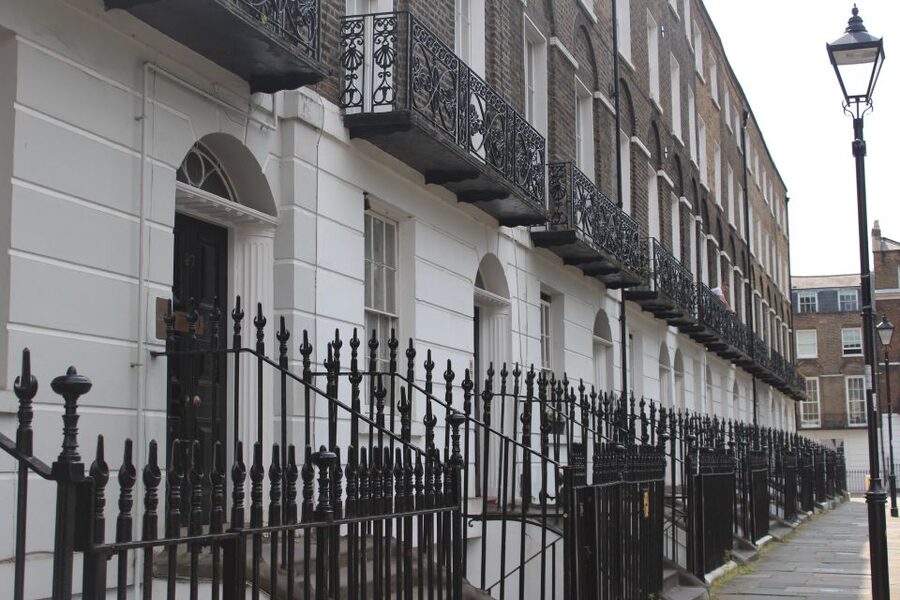 London: Guided Harry Potter Bus Tour of Locations - Spotting the Ministry entrance and other major film locations